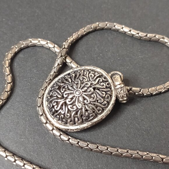 20 Inch Silver Tone Pretty Oval Shaped Pendant Necklace - Picture 7 of 11